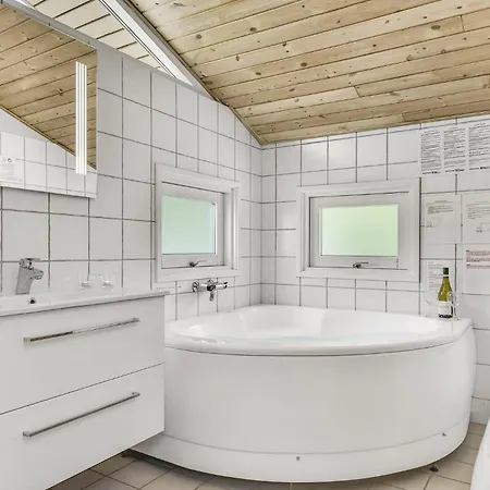 Gorgeous Home In Tranekaer With Sauna Semesterbostad