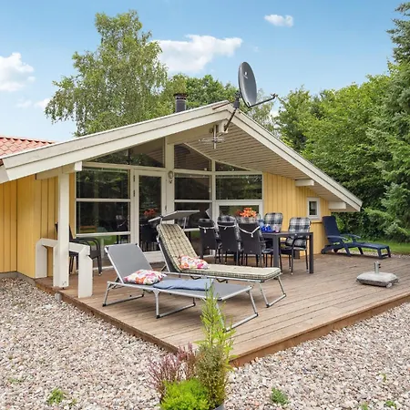 Gorgeous Home In Tranekaer With Sauna * Skattebolle